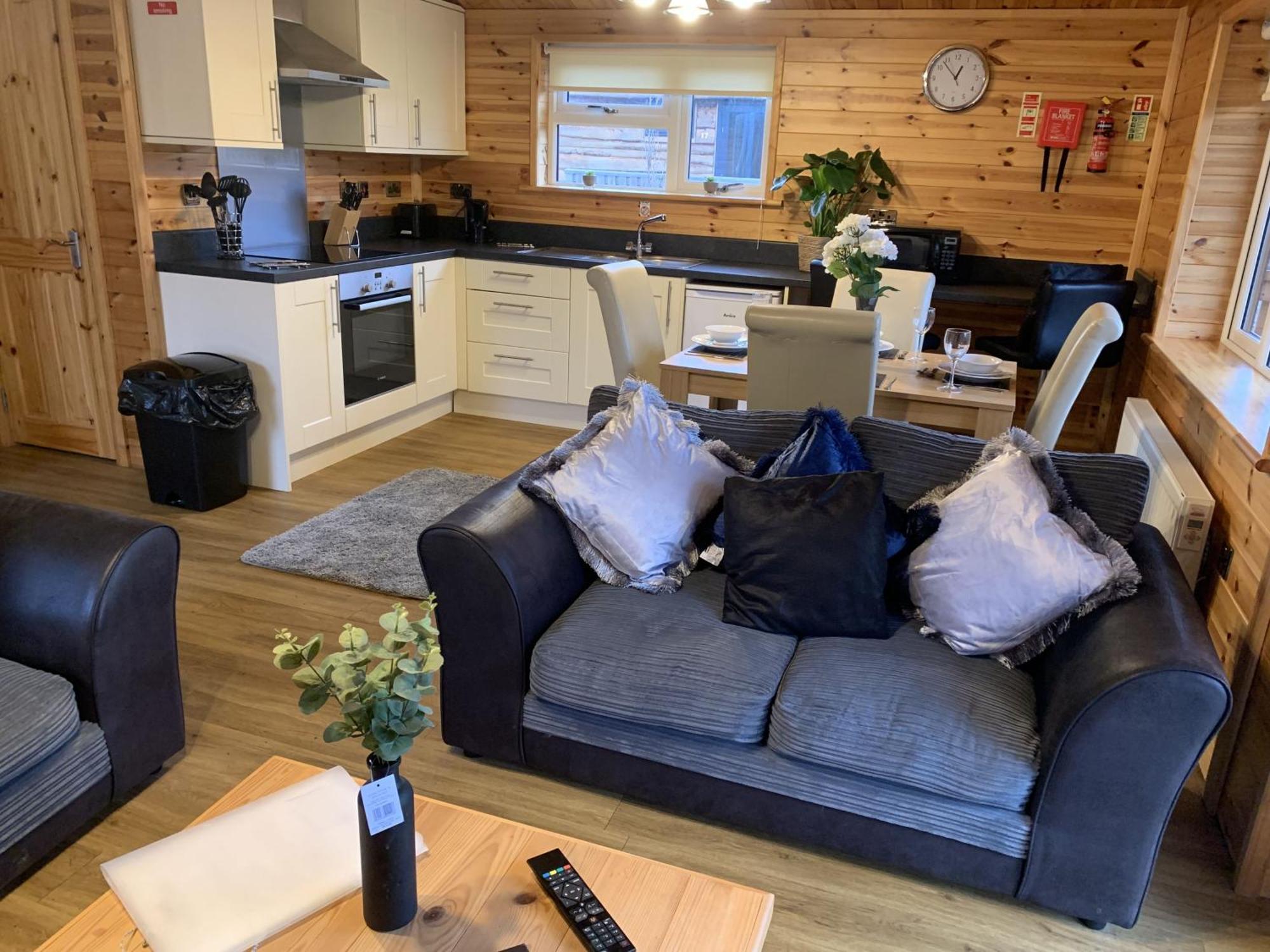 Woodlakes Park By Liv Retreats Lodge *